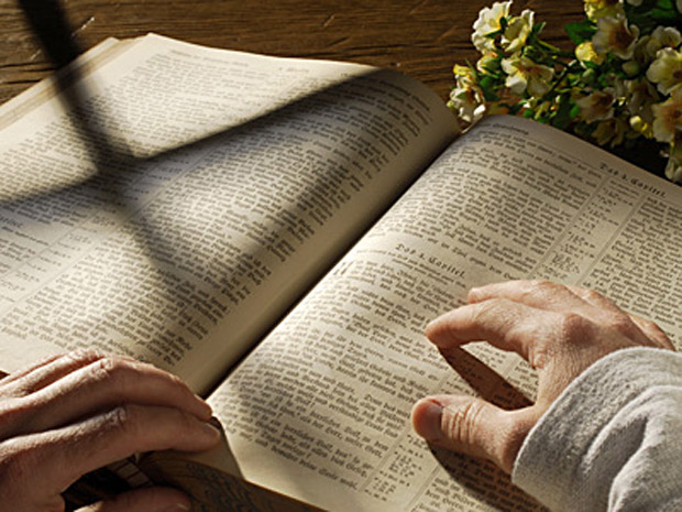 Wir glauben, dass die Heilige Schrift ein wahres Gott gegebenes Buch ist